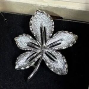 Vintage Sarah Coventry Silver Ivy Leaf Signed Brooch Pin in Box